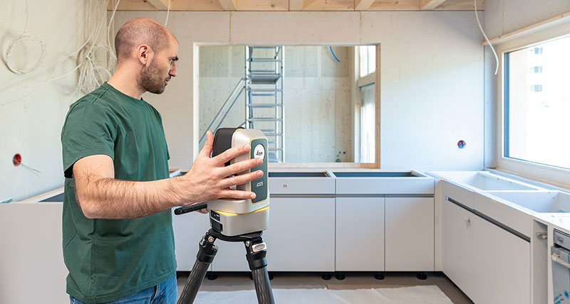 Leica iCON iCS20 motorised construction tool used by worker in green T-Shirt to efficiently measure points.